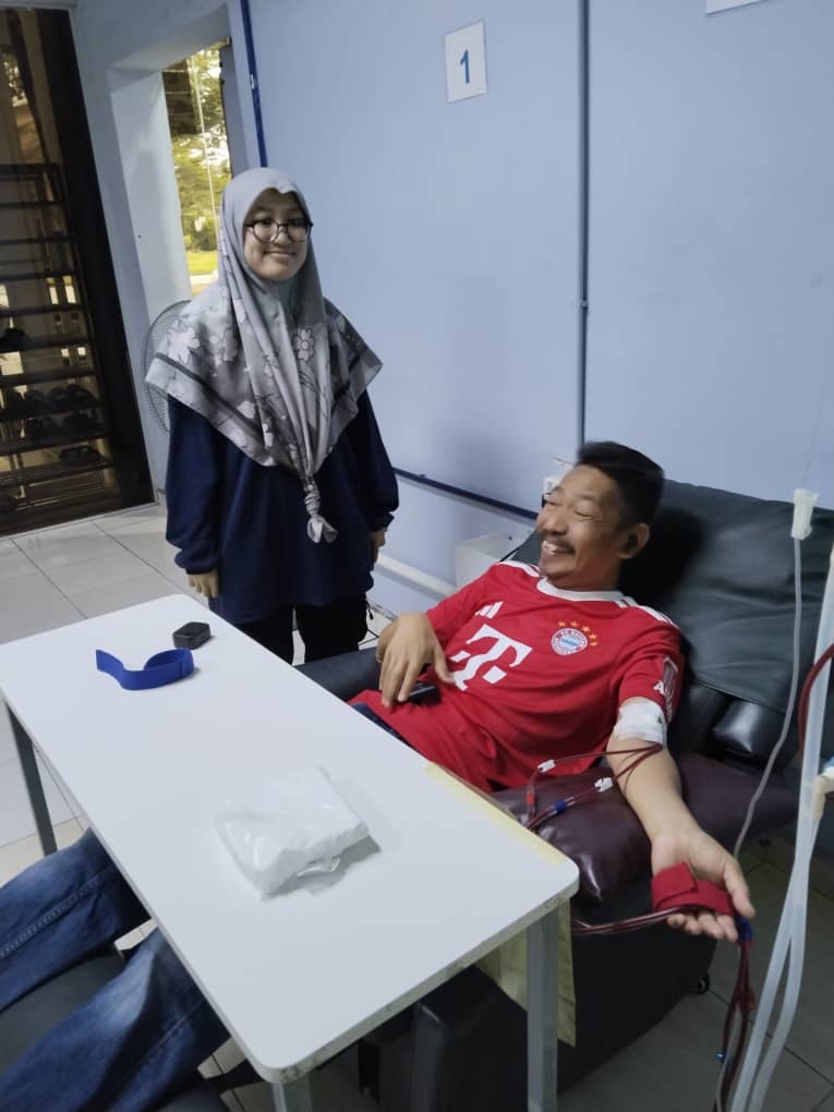 Staff communicating with family at Pusat Hemodialisis Nur Ain