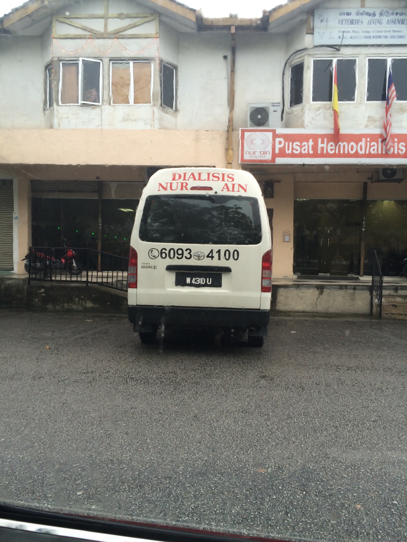 Driver assisting elderly patient at Pusat Hemodialisis Nur Ain