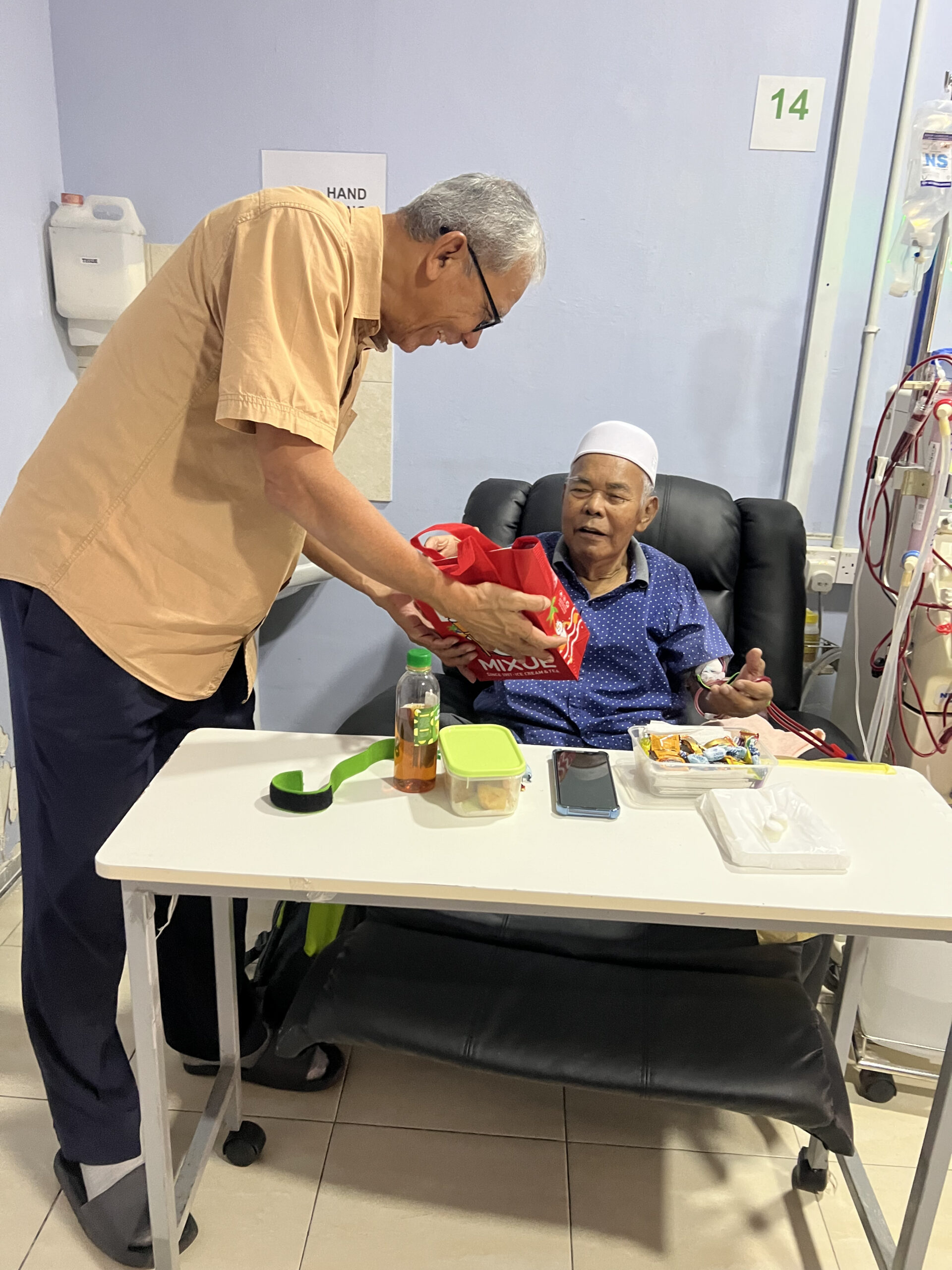 Nurse speaking naturally with patient at Pusat Hemodialisis Nur Ain